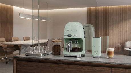 EAN 8017709280536 - Smeg DCF02PGEU cafetera eléctrica Totalmente automática Cafetera de filtro 1,4 L imagen 5
