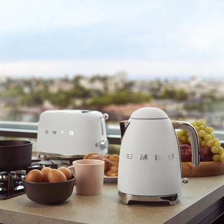 EAN 8017709290719 - Smeg KLF03WHMEU tetera eléctrica 1,7 L 2400 W Blanco imagen 14