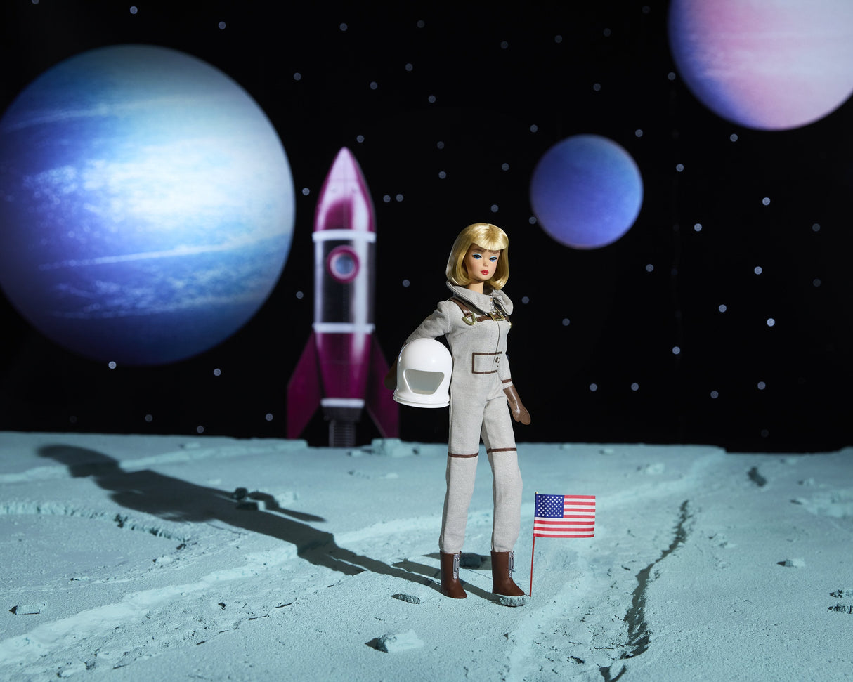 Barbie Barbie Signature Miss Astronaut Collection Doll Con Traje De Color Plateado, Botas De Habitación Y Accesorios De Casco Jbj48
