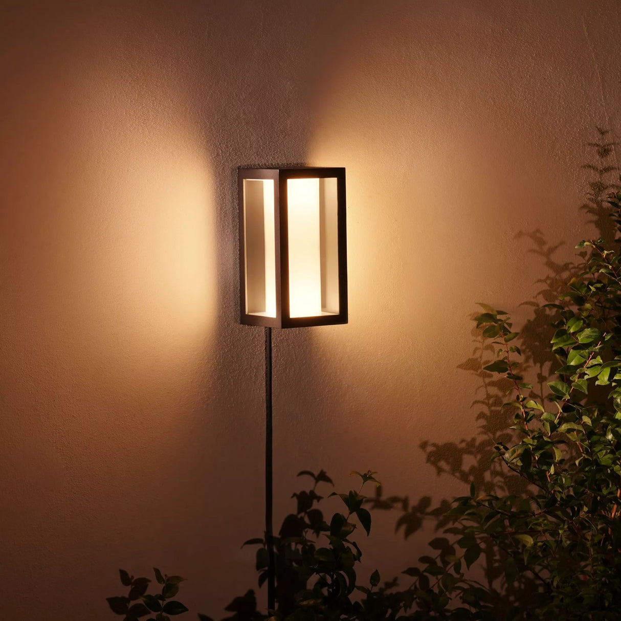 EAN 8718696174333 - Philips Hue White and Color ambiance 1745930P7 Aplique de pared para exterior 8 W imagen 3