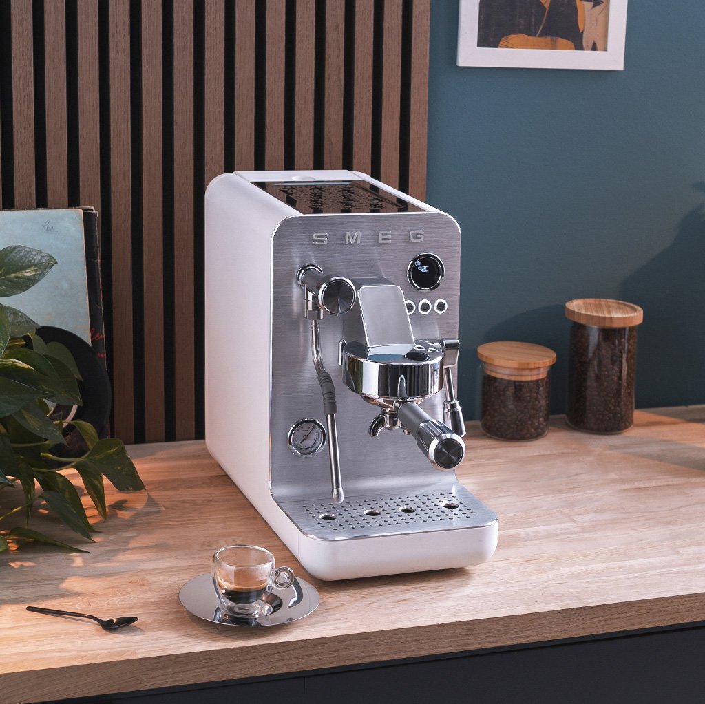 Smeg Espresso Coffee Machine Collection White Emc02whmeu
