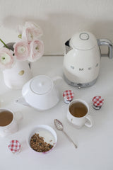 EAN 8017709231378 - Smeg KLF04CREU tetera eléctrica 1,7 L 2400 W Crema de color imagen 20