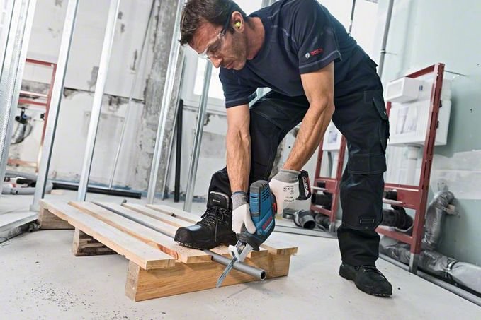 Sierra Alternativa Inalámbrica Bosch Gsa 18v-Li C Professional, 18 Voltios (Azul/Negro, 2x Batería Li-Ion 5,0ah, En L-Boxx)