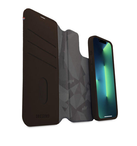 EAN 8720593006525 - Decoded D23IPO14MDW5CHB funda para teléfono móvil 17 cm (6.7") Funda cartera Marrón imagen 4