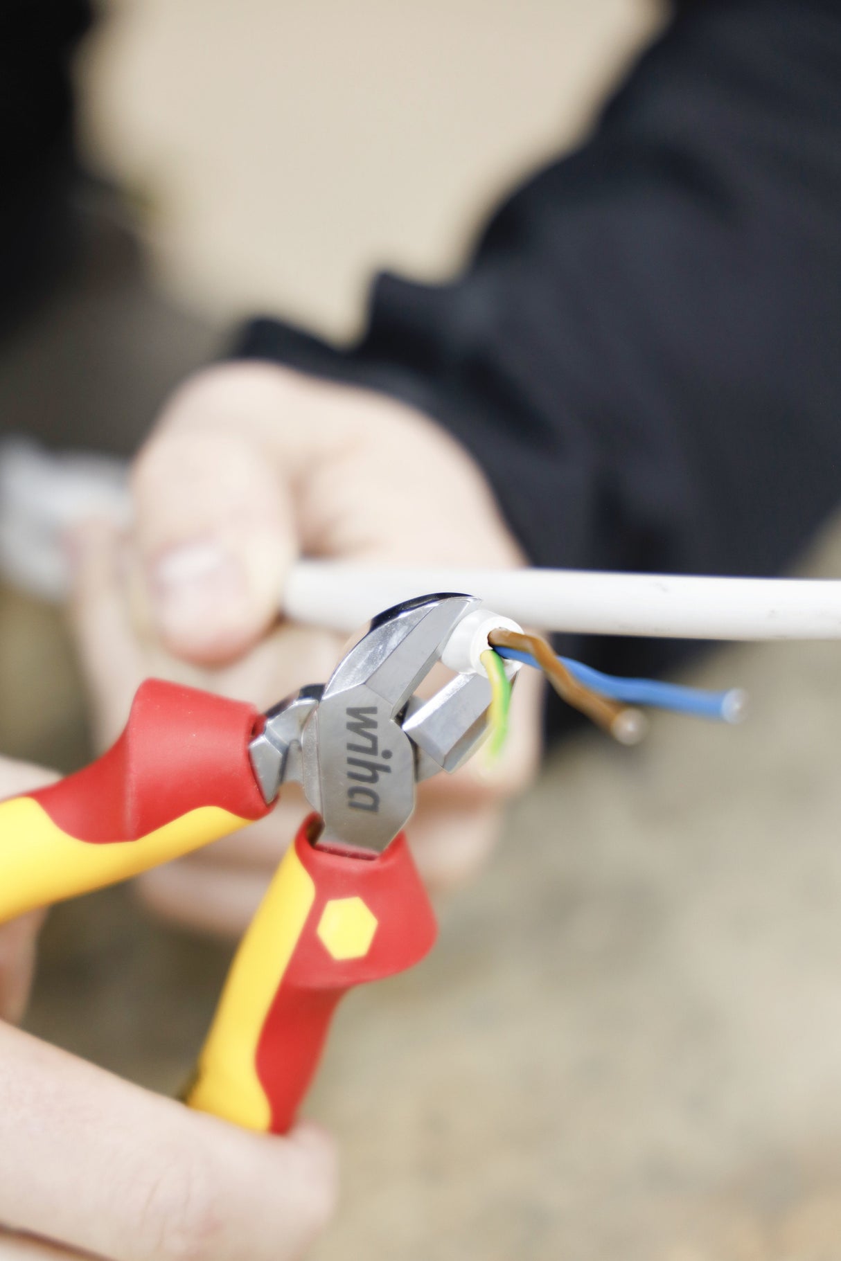 Wiha Professional Cortadores Laterales Eléctricos, Alicates De Corte Rojo/Amarillo, Con Dynamicjoint 43463