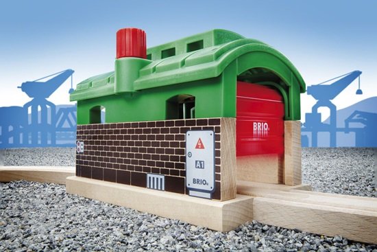 Brio World Caseta De Locomotoras Con Puerta Enrollable, Vía Férrea
