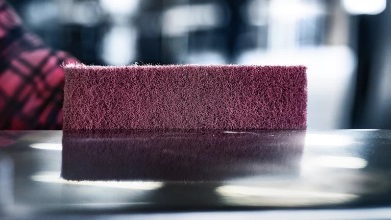 Bosch Professional Rollo De Fieltro Expert N880 Muy Fino A, 100 Mm X 10 M, Hoja De Lija Roja, Rollo De 10 Metros, Para Lijado A Mano 2608901224