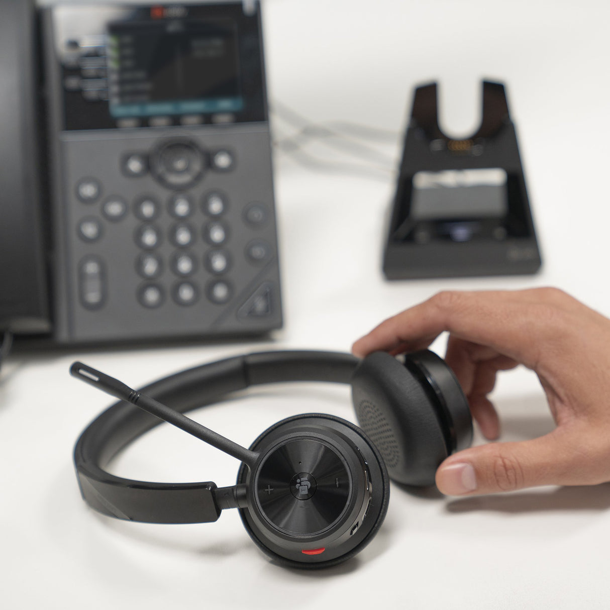 EAN 0017229179158 - HP Poly Voyager 4320-M +USB-A to USB-C Cable +BT700 dongle Auriculares Inalámbrico Diadema Oficina/Centro imagen 3
