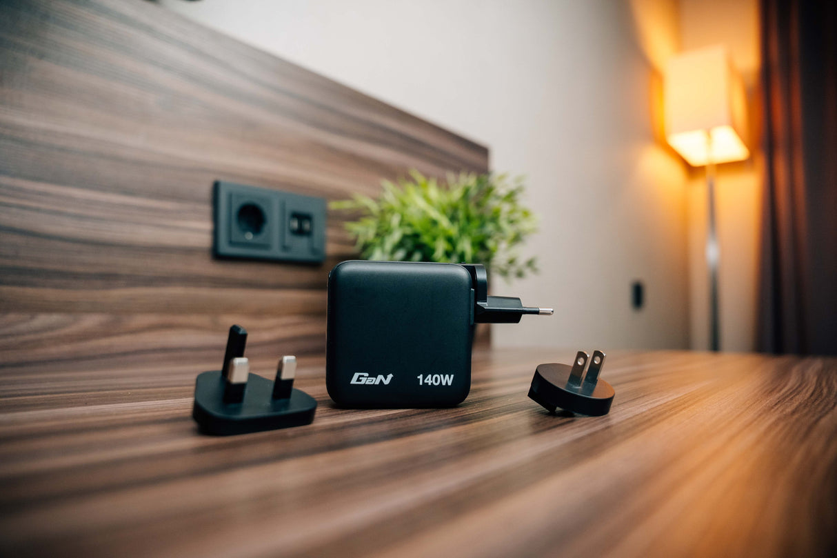 Cargador De Pared Universal Gan Para Viaje Verbatim Mini Gan Charger Con Pantalla 3xusb Tipo-C 1xusb 140w