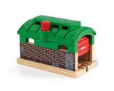 Brio World Caseta De Locomotoras Con Puerta Enrollable, Vía Férrea
