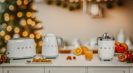 EAN 8017709230999 - Smeg KLF03WHEU tetera eléctrica 1,7 L 2400 W Blanco imagen 4