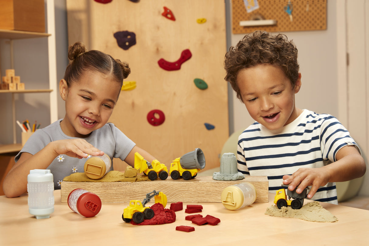 EAN 0035051532934 - MGA Entertainment Wonder Factory Never Dry Sand Construction Trucks - Blue + Cement Mixer imagen 6