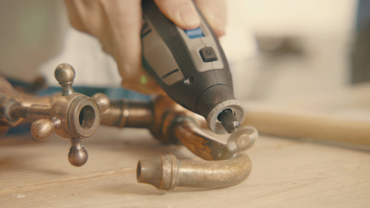 Herramienta Multifunción Inalámbrica Dremel 8240-5, 12 Voltios Negro/Gris, Batería Li-Ion 2ah, Accesorios De 5 Piezas F0138240ja