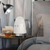 EAN 8017709231378 - Smeg KLF04CREU tetera eléctrica 1,7 L 2400 W Crema de color imagen 11