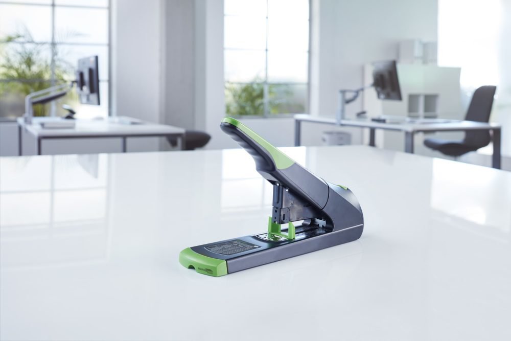 Novus B 50 Re+New Grapadora De Gruesos - Fabricada Con Plastico Reciclado - Hasta 140 Hojas - Grapado Cerrado Con Sistema Bypass