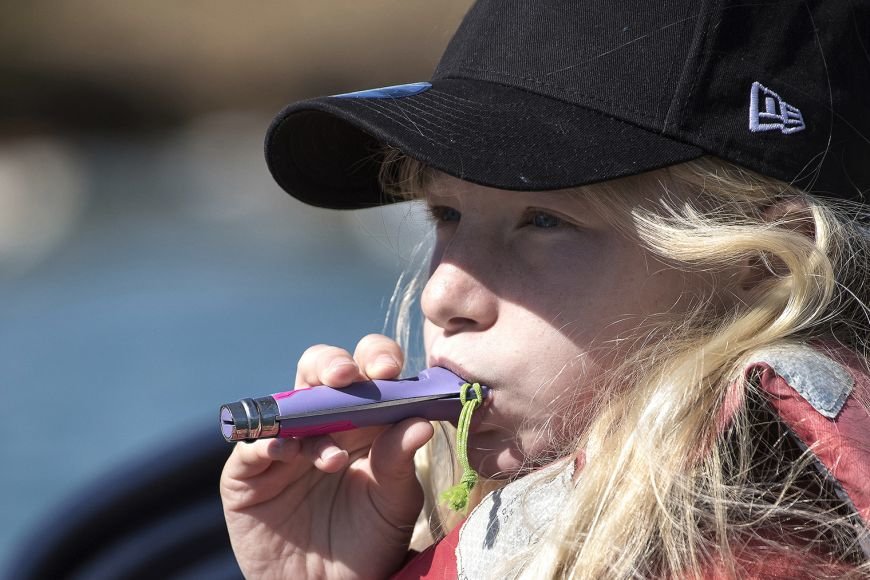 Opinel Navaja Outdoor Junior Azul Nº07 Con Silbato Hasta 100 Db, Hoja De 7,5 Cm Robusta, Punta Ligeramente Redondeada,