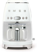 EAN 8017709280550 - Smeg DCF02WHEU cafetera eléctrica Totalmente automática Cafetera de filtro 1,4 L imagen 1