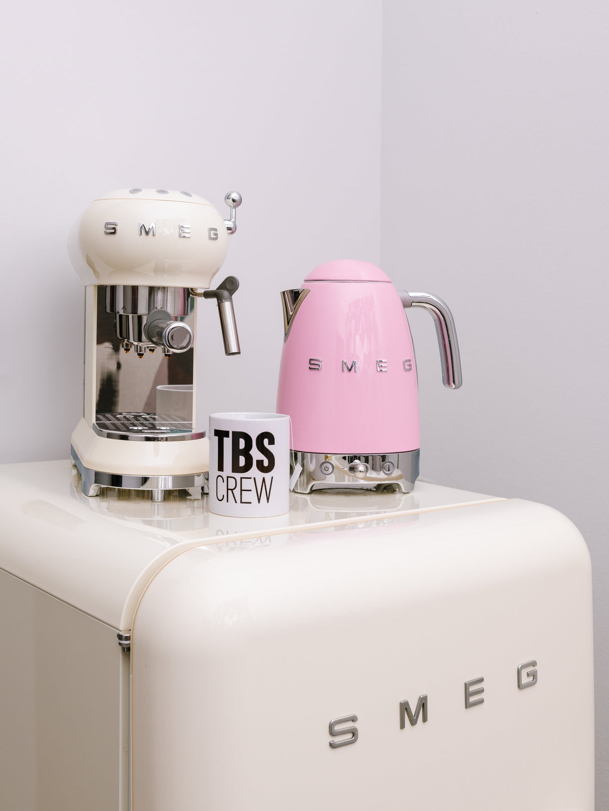 EAN 8017709228033 - Smeg KLF03PKEU tetera eléctrica 1,7 L 2400 W Rosa imagen 10