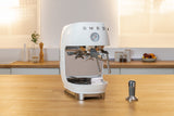 EAN 8017709349424 - Smeg ECF03WHEU cafetera eléctrica Semi-automática Máquina espresso 1,4 L imagen 23