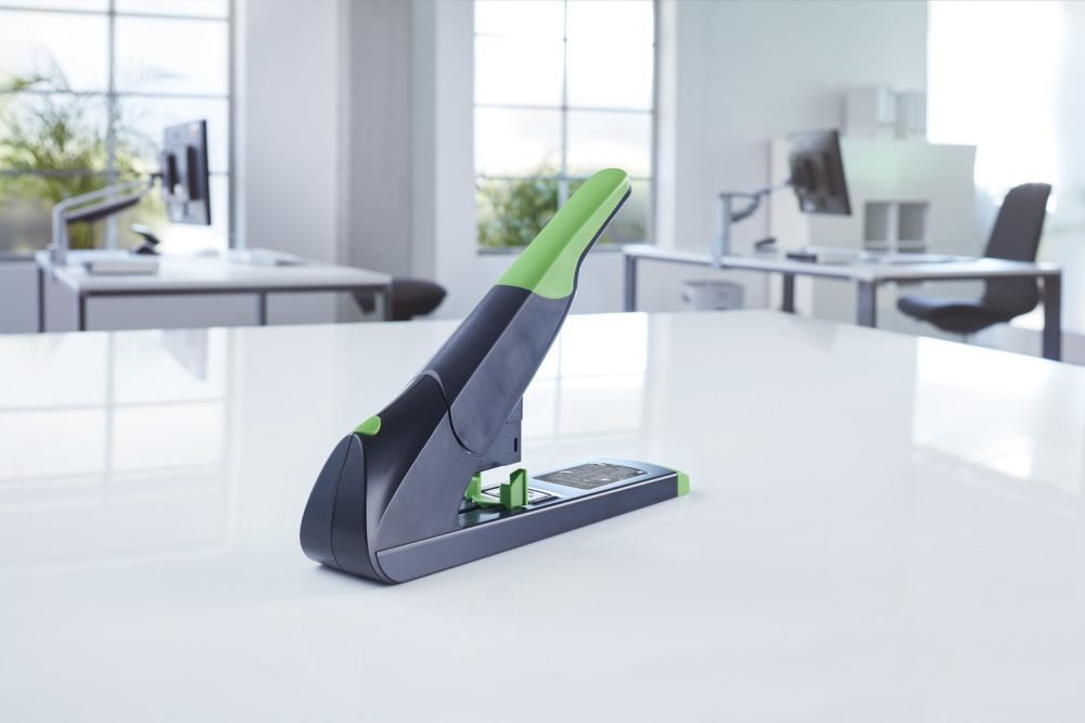 Novus B 56 Re+New Grapadora De Gruesos - Fabricada Con Plastico Reciclado - Hasta 200 Hojas - Grapado Cerrado Con Sistema Bypass