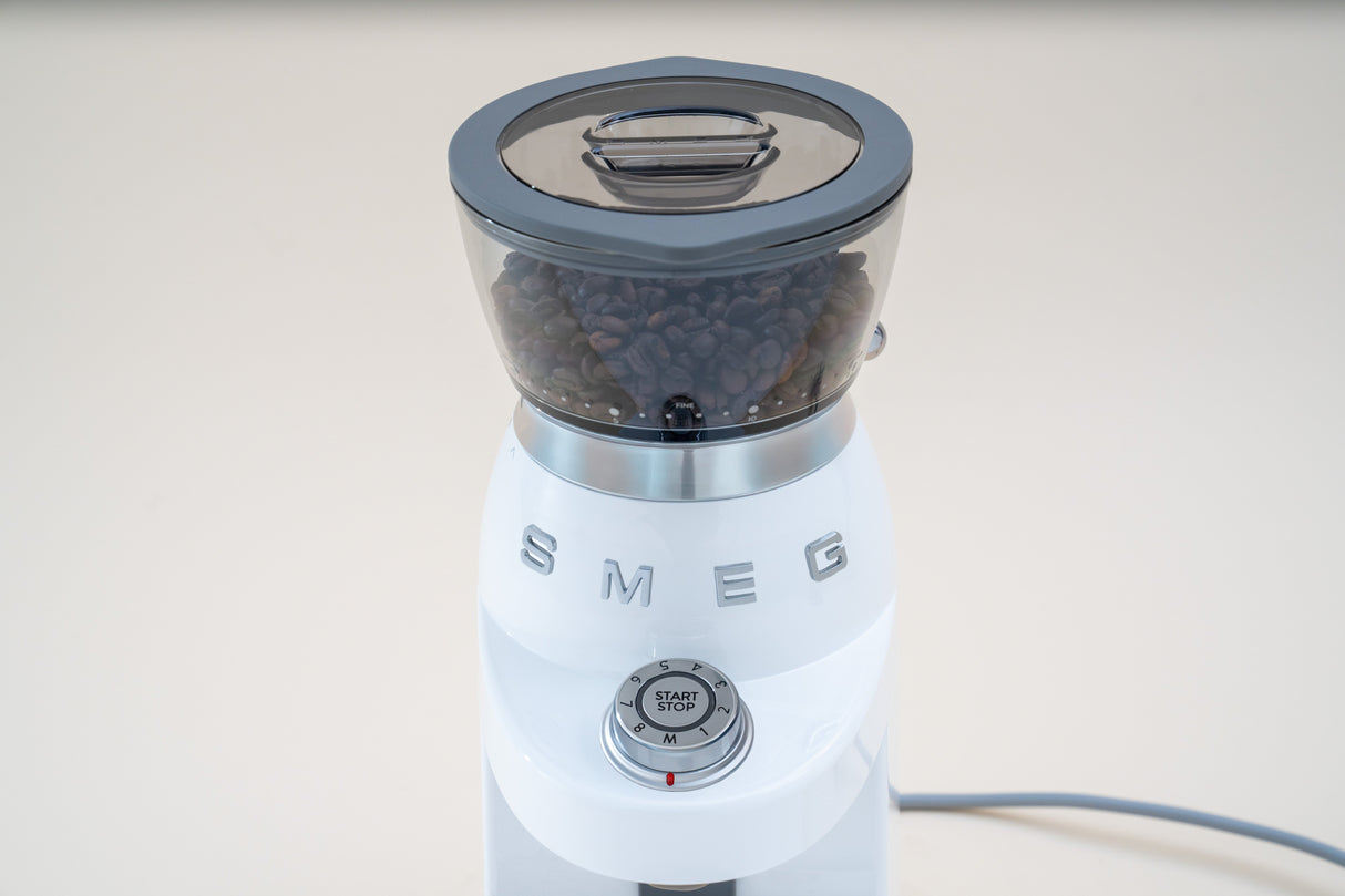 EAN 8017709355319 - Smeg CGF03WHEU molinillo de café 150 W Blanco imagen 12