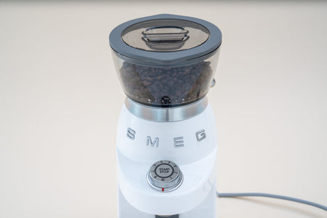 EAN 8017709355319 - Smeg CGF03WHEU molinillo de café 150 W Blanco imagen 12
