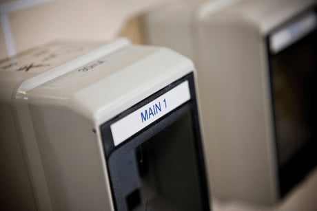EAN 4977766685276 - Brother TZE-233 cinta para impresora de etiquetas Azul sobre blanco imagen 3