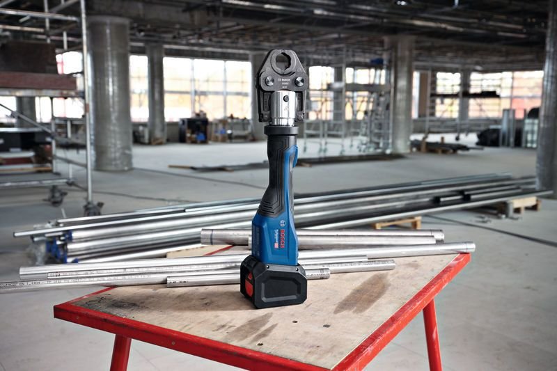 Prensadora Inalámbrica Bosch Professional Gpt 18v-32 Professional Solo, 18 Voltios, Prensadora Azul, Sin Batería Ni Cargador, En L-Boxx 06019m2100