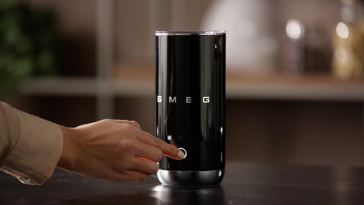 EAN 8017709353155 - Smeg MFF02BLEU espumador o calentador de leche Calentador/espumador de leche automático Negro imagen 26