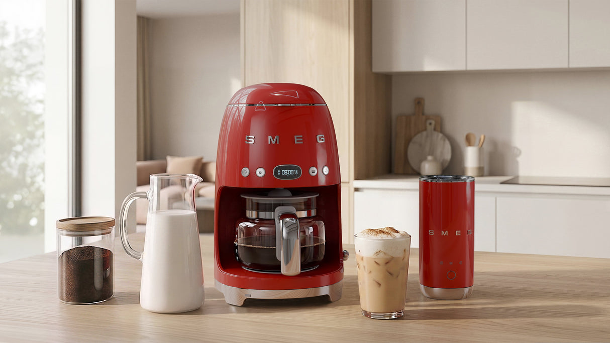 EAN 8017709280505 - Smeg DCF02RDEU cafetera eléctrica Totalmente automática Cafetera de filtro 1,4 L imagen 5
