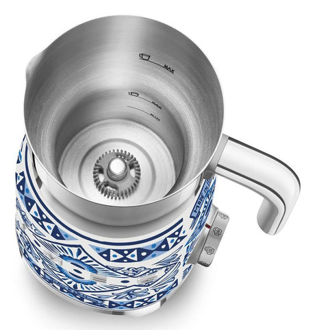 EAN 8017709323790 - Smeg MFF01DGBEU espumador o calentador de leche Automatic milk frother/warmer Azul, Plata, Blanco imagen 4