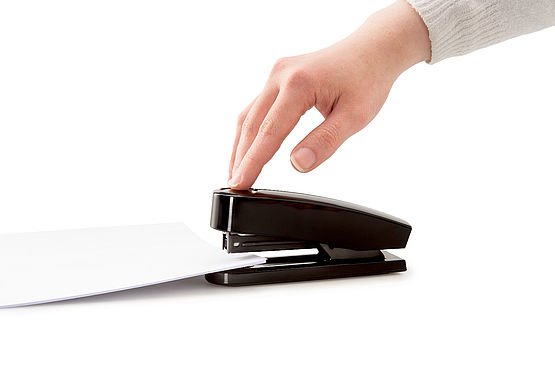 Novus B2 Re+New Grapadora De Sobremesa - Fabricada Con Plastico Reciclado - Hasta 25 Hojas - Grapado Abierto, Cerrado Y Clavado - Incluye 200 Grapas