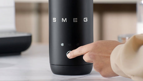 EAN 8017709361907 - Smeg MFF02BLMEU espumador o calentador de leche Calentador/espumador de leche automático Negro imagen 23