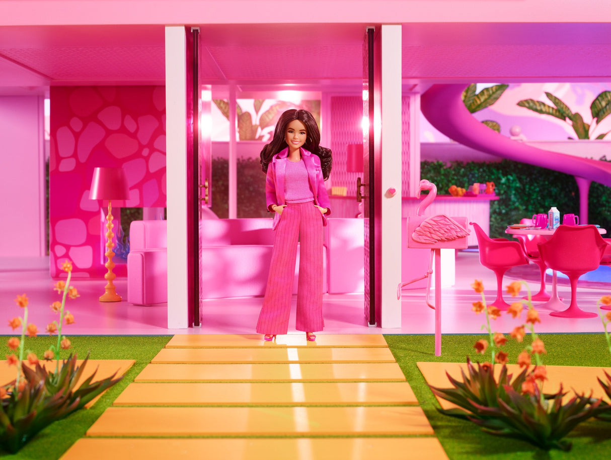 Mattel Barbie Signature The Movie - America Ferrera Como La Muñeca Gloria De La Película En Un Traje Pantalón De Tres Piezas En Rosa, Figura De Juguete