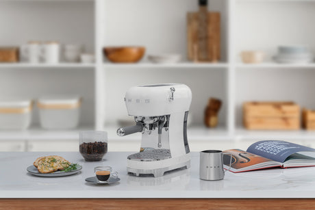 EAN 8017709324810 - Smeg ECF02WHEU cafetera eléctrica Manual Máquina espresso 1,1 L imagen 8