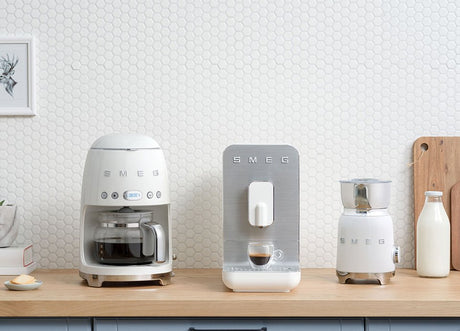 EAN 8017709280550 - Smeg DCF02WHEU cafetera eléctrica Totalmente automática Cafetera de filtro 1,4 L imagen 7