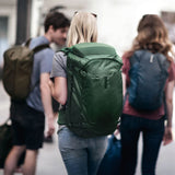 Mochila De Viaje Thule Landmark De 60 L Para Mujer - Verde Brumífero