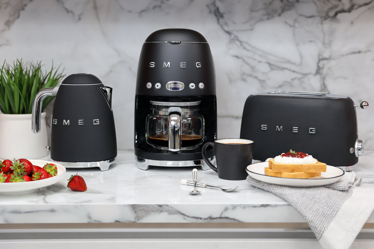 EAN 8017709290795 - Smeg KLF03BLMEU tetera eléctrica 1,7 L 2400 W Negro imagen 19
