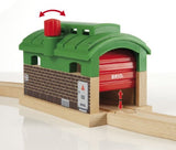 Brio World Caseta De Locomotoras Con Puerta Enrollable, Vía Férrea