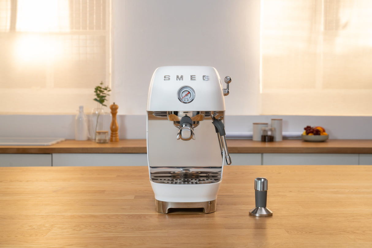EAN 8017709349424 - Smeg ECF03WHEU cafetera eléctrica Semi-automática Máquina espresso 1,4 L imagen 22