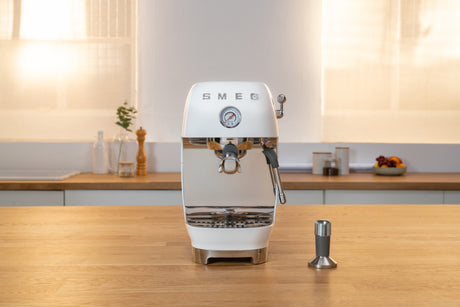 EAN 8017709349424 - Smeg ECF03WHEU cafetera eléctrica Semi-automática Máquina espresso 1,4 L imagen 22