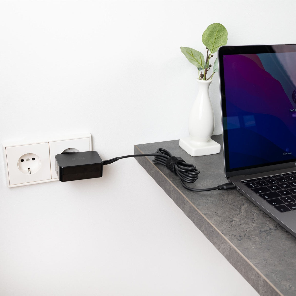 Tooq Cargador De Portatil Gan Usb-C/Pd 65w - Cable De 1.80m - Negro