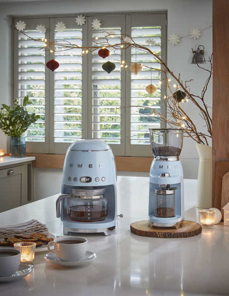 EAN 8017709280529 - Smeg DCF02PBEU cafetera eléctrica Totalmente automática Cafetera de filtro 1,4 L imagen 5