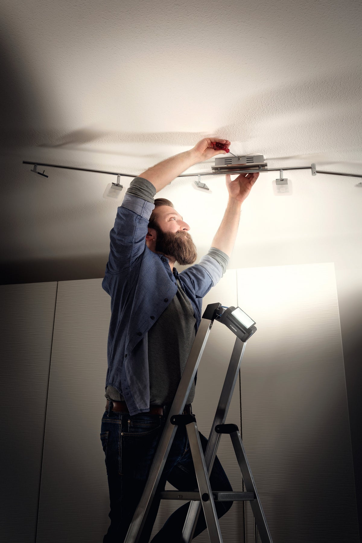 EAN 4008496977956 - Varta WORK FLEX AREA LIGHT lámpara de emergencia 230 lm Negro imagen 9