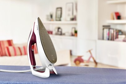 Estación De Planchado A Vapor Tefal Gv9220 2600 W Durilium Airglide Autoclean Suela Burdeos, Blanco
