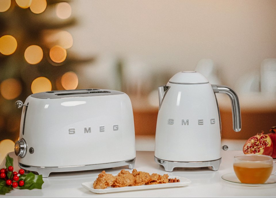 EAN 8017709230999 - Smeg KLF03WHEU tetera eléctrica 1,7 L 2400 W Blanco imagen 12