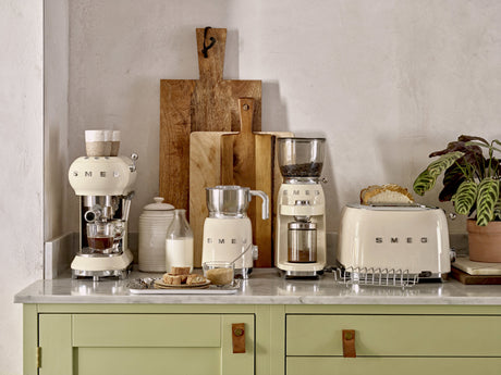 EAN 8017709316075 - Smeg MFF11CREU espumador o calentador de leche Calentador/espumador de leche automático Crema de color imagen 16