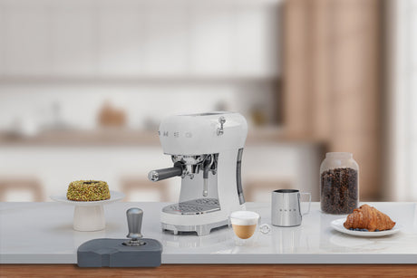 EAN 8017709324810 - Smeg ECF02WHEU cafetera eléctrica Manual Máquina espresso 1,1 L imagen 9