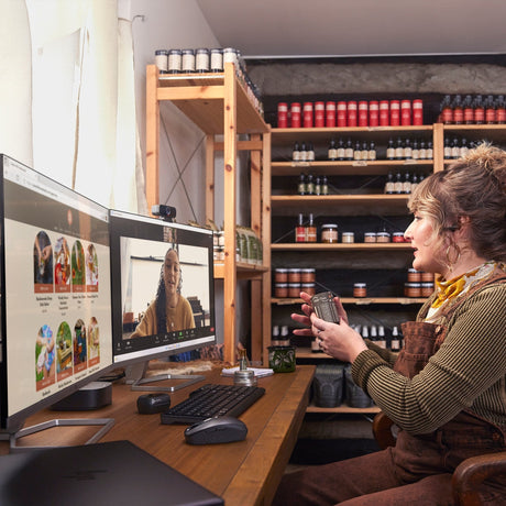 EAN 0197497053913 - Poly Voyager Free 60+ UC M Carbon Black Earbuds +BT700 USB-C Adapter +Touchscreen Charge Case Auriculares imagen 4